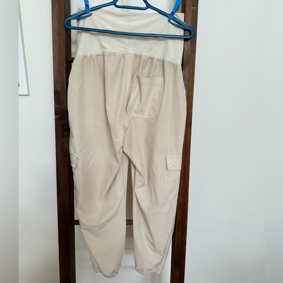Old Navy Maternity Rollover-Waist StretchTech Cargo Pants - Picture 4 of 4